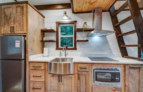 Cozy Treehouse w Hot Tub, Fire Pit, Pet Friendly, Lake Access - Photo 23