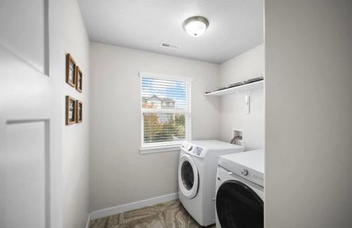 Charming Family Stay w Arcade Theatre Ski Haven Walking trails and river walk in backyard - Foto 37