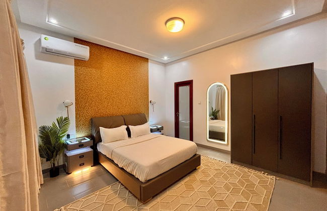 Lighthouse Signature Suites - Photo 18