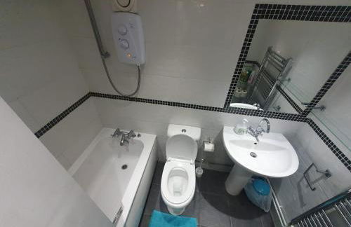 "Snooze Central" - City Centre Apartments above Victoria Centre Shopping Centre with full Kitchen in Milton Street - up to 4 Beds - most Central Location next to the Hilton Hotel - Outdoor Parking for Cars or Vans five pounds a day - Sunday 1pm Check-Out - Photo 19