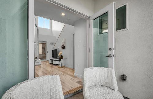 Modern 1-Bedromm Loft In Hollywood With Viwe of Hollywood Sign - Photo 17