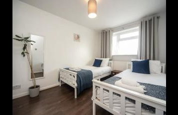 Spacious Chessington home with parking & garden - Photo 14