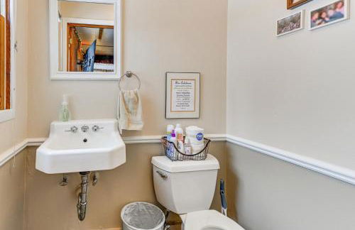 Lakefront Suring Home with Pool Table and Views! - Foto 9