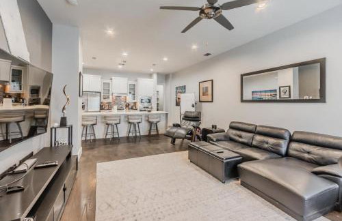 Stunning Townhome Near Uptown - Photo 2