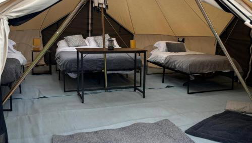Cozy Winter Hot Tent With Log Burner, Tv & Hot tub - Foto 4