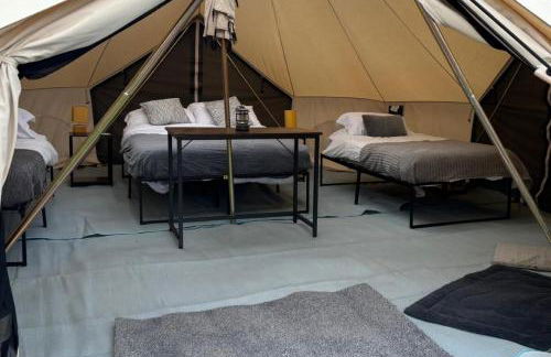 Cozy Winter Hot Tent With Log Burner, Tv & Hot tub - Foto 4