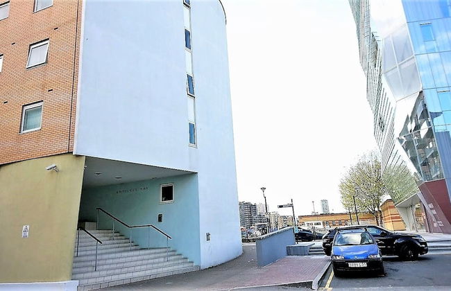 Canary Wharf Luxury River view apartment - Photo 25