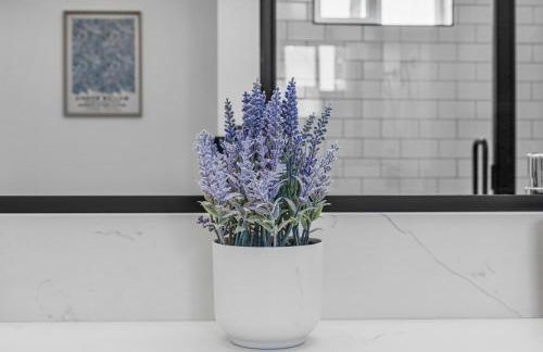 Stylish Phoenix Suite by Zenia Stays - Central & Cozy Escape - Foto 32