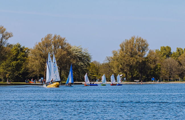Modern Houseboat With air Conditioning Located in Marina - Foto 29