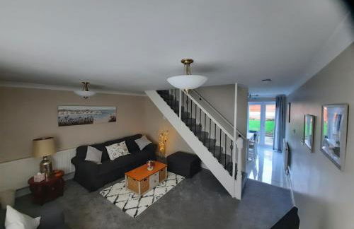 Cosy 3 bedroom residential house, private garden, 30 minutes from Alton Towers, 5 minute walk to Trentham Gardens. - Foto 1