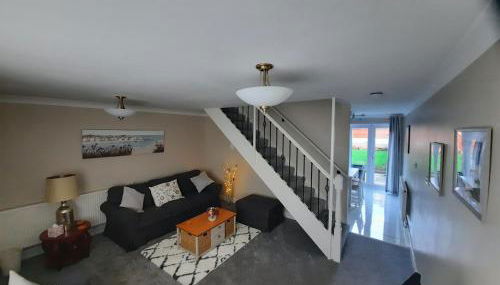 Cosy 3 bedroom residential house, private garden, 30 minutes from Alton Towers, 5 minute walk to Trentham Gardens. - Foto 1