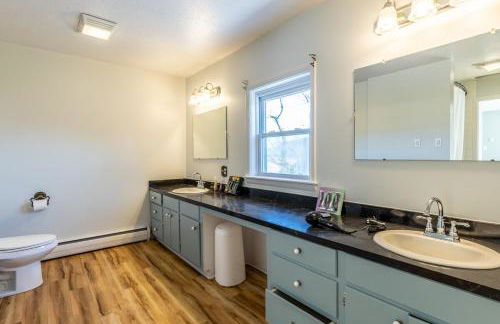 Charming Farmhouse w King Bed Hot Tub & EV Charger - Foto 16