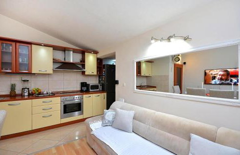 3 Bedroom Amazing Home In Pozorac - Foto 11