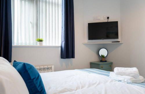 The Little Blue House by Sheppey Stays -Cosy 2BR Blue House - Near Docks with Parking - Foto 4