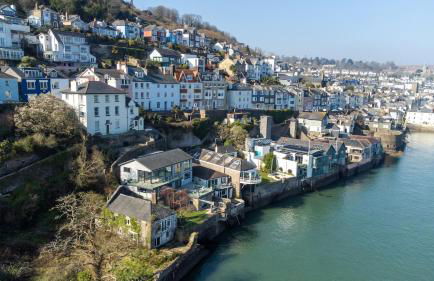 Riverside Apartment with Stunning Views & Patio - Foto 31