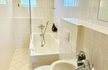 Stötteritz Holiday Apartment - 3 Rooms - 6 People - 5 beds - Balcony - Great public transport 11 minutes to the city - Foto 24