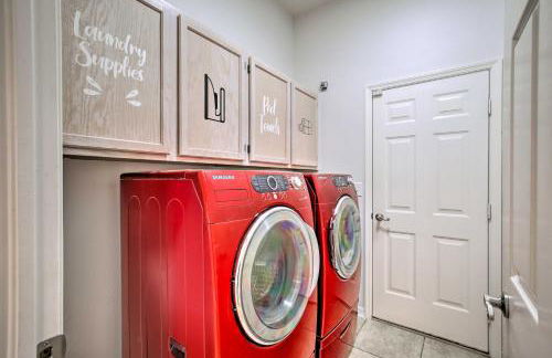 Bright and Sunny Riverview Oasis with Pool and Pond - Foto 24