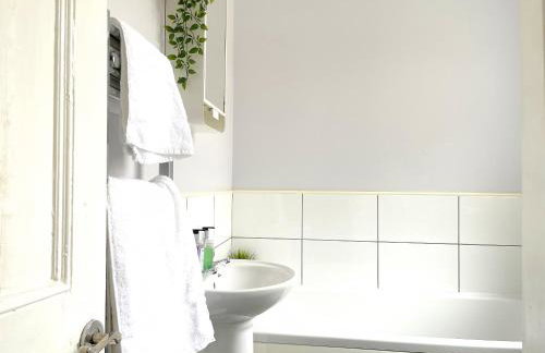 The Racecourse - Quaint Victorian Home With Free Parking - Foto 7