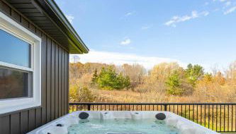 Luxury 4BR in Hudson Valley on a 8 Acre Estate - Hot Tub, Large Firepit, Oversized 38 Ft Deck! - Foto 3