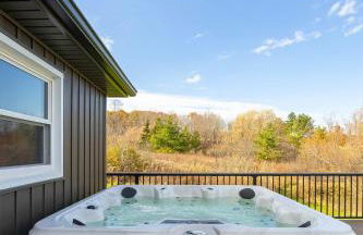 Luxury 4BR in Hudson Valley on a 8 Acre Estate - Hot Tub, Large Firepit, Oversized 38 Ft Deck! - Foto 3