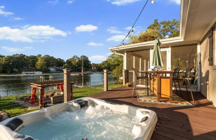 Dock Hot Tub Kayaks on Lake Norman Lakeside Gem by AvantStay - Foto 1
