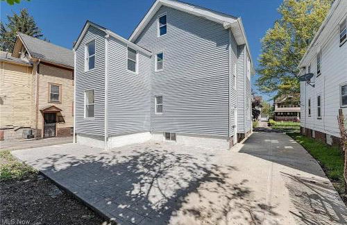 Stylish & Bright 3BR • Near Hospitals + Parking - Photo 3