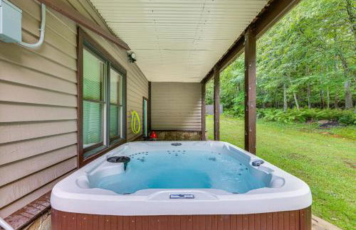 Cabin with Hot Tub and WiFi 4 Mi to Snowshoe Resort - Foto 34