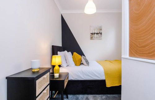 Cheerful 3 bedroom home with parking near Chester - Photo 2