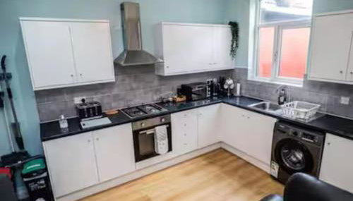Family-Friendly Two-Bedroom Apartment near Manchester City Stadium - Foto 4, stove, dishwasher, toaster