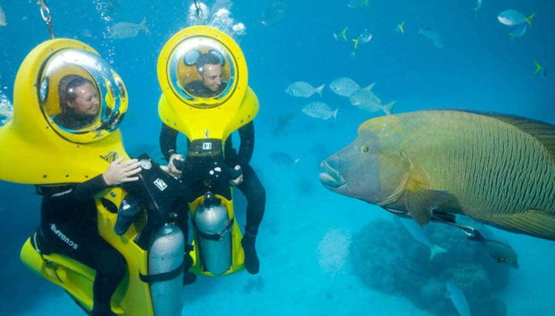 Diversão nas scooters subaquáticas