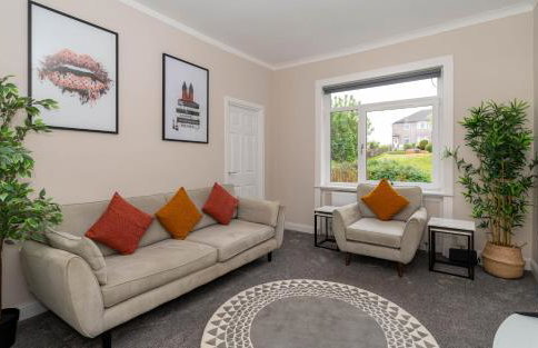 4 Bedrooms Homely House - Sleeps 6 Comfortably with 6 Double Beds,Glasgow, Free Street Parking, Business Travellers, Contractors, & Holiday-Goers, Near All Major Transport Links in Glasgow & City Centre, Perfect for Common Wealth Games 2026 - Foto 1