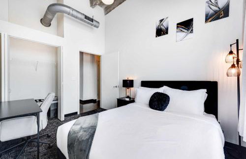 West Loop - City Views With In & Out Parking 1 - Photo 37