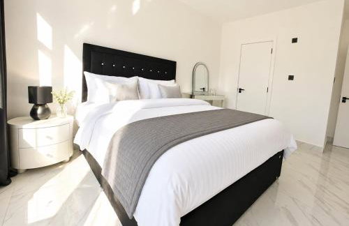 Luxurious & Elegant 6-Bed House - Photo 21