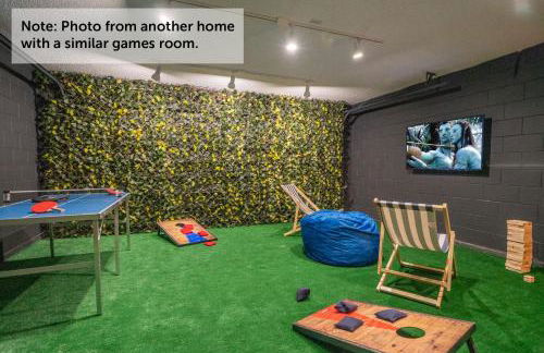 Stylish Villa Retreat with Pool - Photo 34