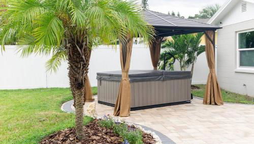 Tropical Backyard Paradise, Hot Tub, Fenced yard - Foto 2