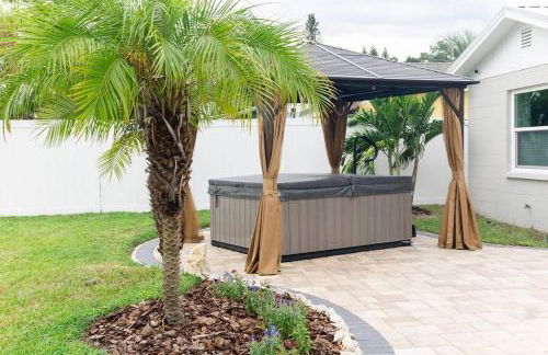 Tropical Backyard Paradise, Hot Tub, Fenced yard - Foto 2