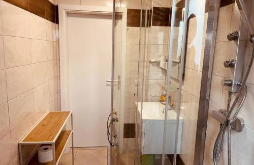 Moderne Ferienwohnung,Sauna im Haus, Parkplatz Hunde willkommen, nahe Schloss, Waldeisenbahn, Hermansbad, UNESCO Geopark, nahe polnischer Markt, Top Lage für Ausflugsziele zum Wandern oder Radfahren - Foto 9