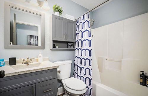 The Cozy Charcoal Cottage - with Garage - Family Friendly - Foto 40