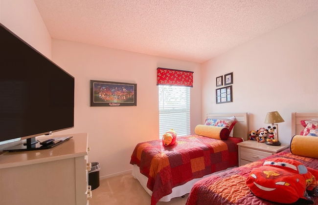 3 Bedroom Home With Private Screened Pool With Rock Waterfall Feature and Gameroom by Florida Dream Homes - Foto 47