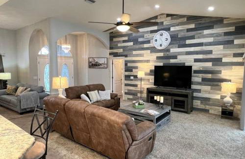 Peachland getaway with pool and tiki bar - Foto 7