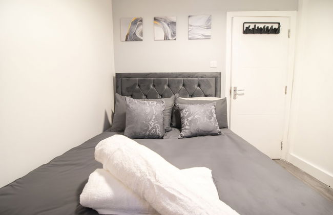 London Apt - Sleeps 4 - Parking - Wifi - Foto 1