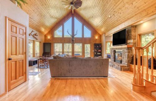 Iron Mountain - Spacious Secluded Lodge with Hot Tub & Game Room - Photo 10