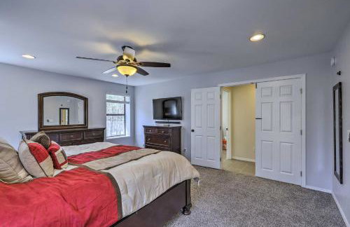 3 Mi to Rainbow Lake Home with Hot Tub and Deck - Foto 15