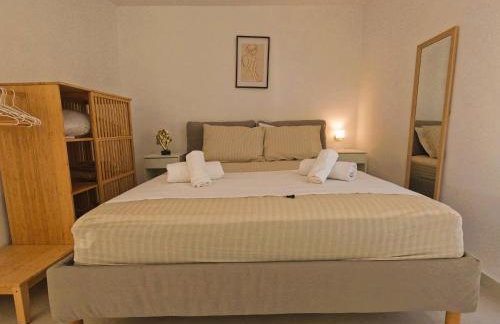 Stylish Rooftop Retreat with Hot Tub with Loutraki Beach - Foto 33