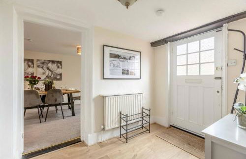 Charming 3BR Cottage Near Windsor and Sights - By Tempstay - Foto 18