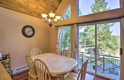 Riverfront Hungry Horse House with Large Deck! - Foto 5