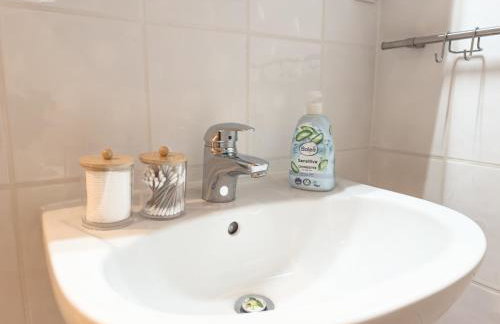 Souterrain Apartment mit eigenem Eingang und Terasse - Foto 17