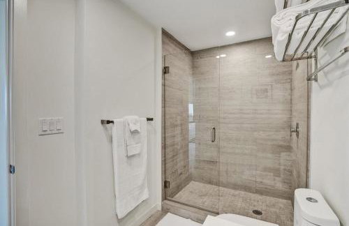 Luxury 2 Bedroom Corner Condo Walk to Design District, Infinity pool with Bay and City views, Gym, Free Parking Spot - Foto 45