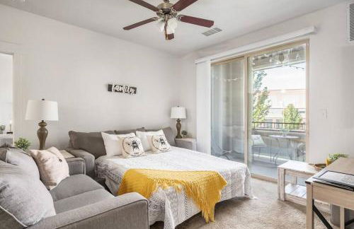 Bee Chic in SoJo w/hot tub+gym+local ski slopes - Foto 10