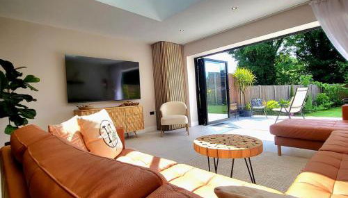 Modern Luxury Home with Spacious Garden close to Warner Bros Studio - Foto 1